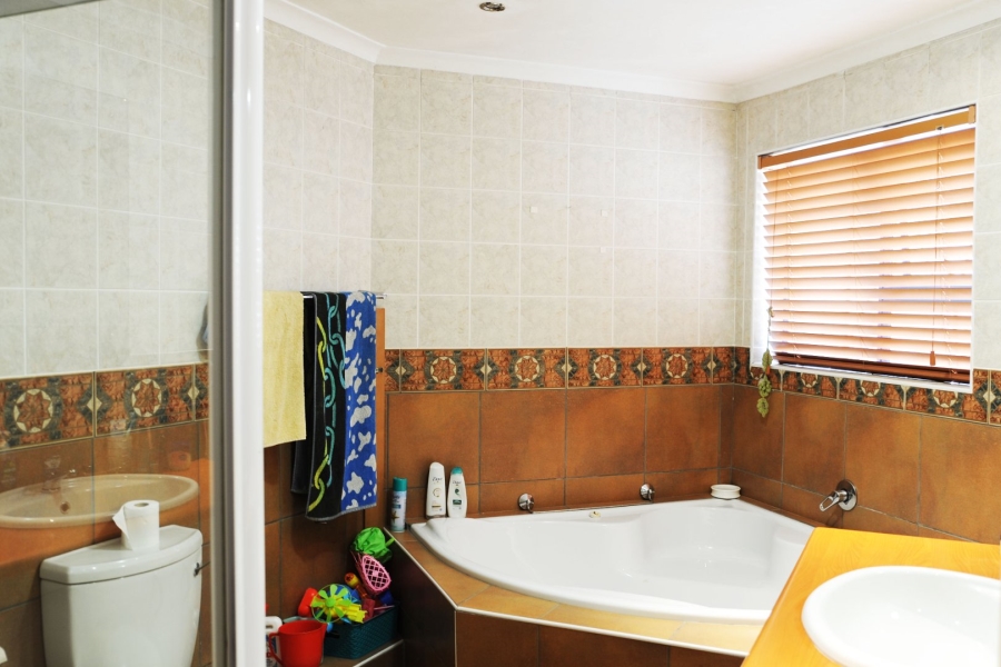 To Let 5 Bedroom Property for Rent in Paradise Beach Western Cape